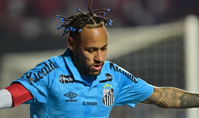 因伤缺席巴西队，内马尔享受周末与好友打板式网球