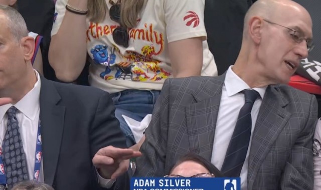 博鱼电竞官方网站-NBA总裁亚当·萧华现身猛龙主场 观战骑士VS猛龙的G4