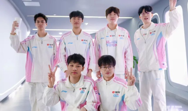 博鱼电竞官网-战胜JDG后，BLG分享赛场合照：锋芒所向